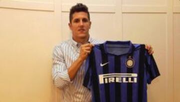 El delantero montenegrino Stevan Jovetic posa con la camiseta de su nuevo equipo.