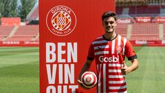 GIRONA, 10/08/2022.- El defensa Miguel Gutiérrez, durante su presentación este miércoles como nuevo jugador del Girona FC. EFE/David Borrat.
