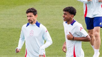 Jesús Navas, junto a Lamine Lamal con la Selección española.