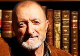 Arturo Pérez-Reverte desvela el emotivo regalo que le han traído los Reyes por portarse bien