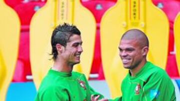Cristiano Ronaldo bromea con Pepe.