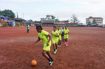 Las mujeres del Centro de Servicios Correccionales entrenan para la primera liga profesional femenina de Sierra Leona.