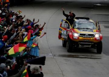 Los pilotos ecuatorianos Sebastián Guayasamin y Mauro López saludan a los aficionados. 