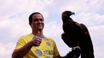 MEX8346. CIUDAD DE MÉXICO (MÉXICO), 21/06/2023.- El brasileño André Jardine nuevo director técnico del Club América, posa con la mascota del equipo hoy, en Ciudad de México (México). El brasileño Andre Jardine, nuevo entrenador del América del fútbol mexicano, aseveró este miércoles que lo que vivió al frente de la selección de su país, con la que ganó la medalla de oro en los pasados Juegos Olímpicos de Tokio, lo alistó para dirigir a las Águilas. EFE/José Méndez
