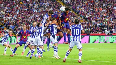 1-1. Marcus Rashford lanza un córner perfecto al primer palo. Jules Koundé, con un poderoso salto, cabecea el centro superando a Álex Remiro.