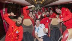 Los jugadores de la Selecci&oacute;n posan con el delegado, Alberto P&eacute;rez, tras lograr la clasificaci&oacute;n para la gran final de este domingo.