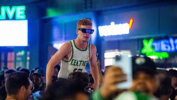 A fan with a jersey painted on his body celebrates with other Boston fans after the Celtics won game three of the NBA playoffs against the Golden State Warriors in Boston, Massachusetts on June 8, 2022. (Photo by Joseph Prezioso / AFP)
FOTO FINISH CONTRAPORTADA
PUBLICADA 10/06/22 NA MA40 5COL