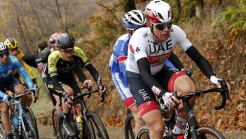 David de la Cruz rueda durante la pen&uacute;ltima etapa de la Vuelta a Espa&ntilde;a 2020 con final en La Covatilla.