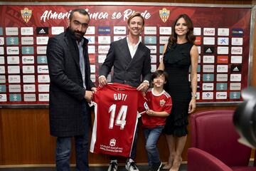 Guti durante su presentación acompañado del presidente del Almería Mohamed El Assy, su mujer Romina Belluscio y su hijo. 

