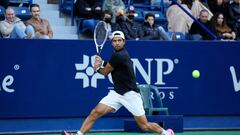 Suban el volumen: un tenista enloquece a gritos y destroza su raqueta