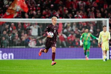 Error en el pase de Fabián Ruiz en la cesión a David Raya que aprovecha Gustav Isaksen para marcar el primer tanto danés. En la imagen, el 9 con el balón en la mano tras anotar.