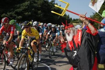 Un aficionado vestido de diablo. Al final dio mala suerte al ciclista alemán.