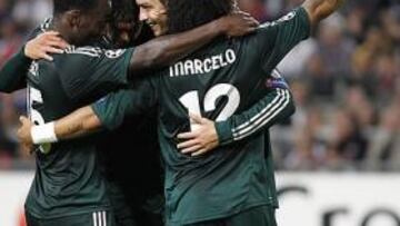 <b>CELEBRACIÓN. </b>Cristiano Ronaldo, Essien, Kaká y Marcelo celebran uno de los cuatro goles que el Madrid le marcó anoche al Ajax en el Amsterdam Arena.