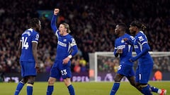 Birmingham (United Kingdom), 27/04/2024.- Conor Gallagher (2-L) of Chelsea celebrates with his teammates after scoring the 2-2 goal during the English Premier League soccer match between Aston Villa FC and Chelsea FC, in Birmingham, Britain, 27 April 2024. (Reino Unido) EFE/EPA/TIM KEETON EDITORIAL USE ONLY. No use with unauthorized audio, video, data, fixture lists, club/league logos, 'live' services or NFTs. Online in-match use limited to 120 images, no video emulation. No use in betting, games or single club/league/player publications.
