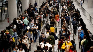 Santiago, 24 de mayo de 2022.
Pasajeros realizan sus tramites de ingreso al pais en el aeropuerto de Pudahuel.
Andres Pina/Aton Chile