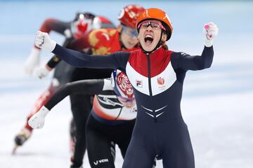 Vocero: Paul Gilham, Director Senior Director de fotografía editorial  

Esta imagen muestra las vibrantes emociones de Suzanne Schulting del equipo de Holanda mientras celebra que ganó la medalla de oro en un nuevo tiempo récord olímpico de 4:03.40 durante la final A de relevos de 3000 m femeninos en el noveno día de los Juegos Olímpicos de Invierno de Beijing 2022. Paul Gilham, Director Senior Director de fotografía editorial.