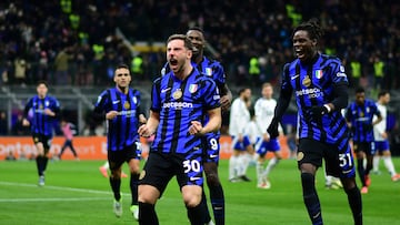Soccer Football - Serie A - Inter Milan v Como - San Siro, Milan, Italy - December 23, 2024 Inter Milan's Carlos Augusto celebrates scoring their first goal with teammates REUTERS/Daniele Mascolo