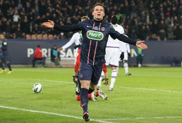 El nombre de Gameiro comenzó a sonar fuerte en el fútbol tras dos temporadas en las que superó los 20 goles con el FC Lorient. El PSG fichó al delantero en verano de 2011, pero su olfato goleador no fue tan productivo en la capital francesa. En 2013 se marchó al Sevilla FC.