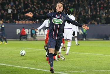 El nombre de Gameiro comenzó a sonar fuerte en el fútbol tras dos temporadas en las que superó los 20 goles con el FC Lorient. El PSG fichó al delantero en verano de 2011, pero su olfato goleador no fue tan productivo en la capital francesa. En 2013 se marchó al Sevilla FC.