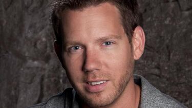 El diseñador de videojuegos Cliff Bleszinski monta un bar
