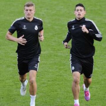 Kroos y James, ayer entrenándose en el Cardiff City Stadium.