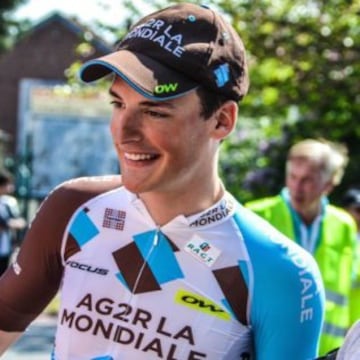 El ciclista del AG2R de de 20 años falleció al resbalar mientras hacía senderismo con unos amigos. 