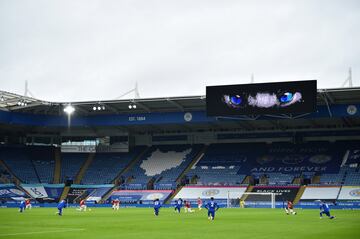 Los impactos del movimiento Black Lives Matter en Estados Unidos llegaron hasta el fútbol de la Premier League de Inglaterra en la que los jugadores se arrodillaron antes de cada partido para luchar contra la violencia racial.