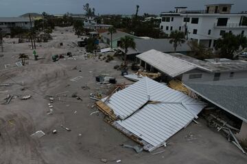 Los escombros yacen dispersos en Manasota Key, Florida.