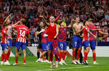 Los jugadores del Atlético celebran la victoria con sus seguidores.