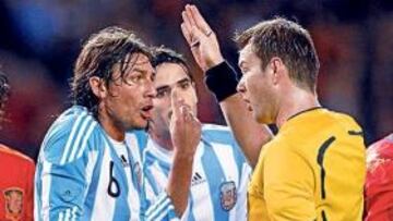 <b>BRONCA. </b>Heinze discute con el árbitro en una de las muchas fases del partido que se interrumpió por las reiteradas faltas de los albicelestes.