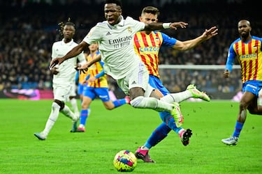 Puerta grande y enfermería