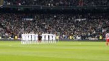 Real Madrid y Atl&eacute;tico forman antes de un derbi.
