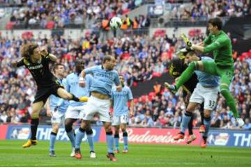 David Luiz remata de cabeza ante la salida del guardameta del City Costel Pantilimon.