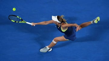 Denmark&#039;s Caroline Wozniacki hits a return against Romania&#039;s Simona Halep during their women&#039;s singles final match on day 13 of the Australian Open tennis tournament in Melbourne on January 27, 2018. / AFP PHOTO / WILLIAM WEST / -- IMAGE RE