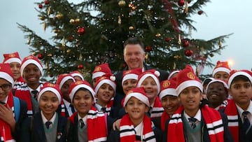 Van Gaal, con los alumnos del Stretford High School.