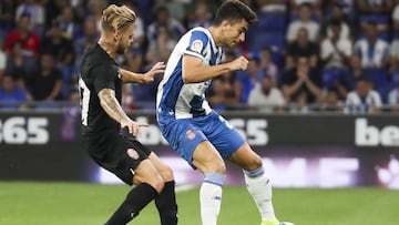 Marc Roca pugna por un bal&oacute;n ante Bogdan Lednev durante el encuentro de la previa de la Europa League entre el Espanyol y el Zorya Luhansk.