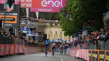 Resumen del Giro de Italia 2019, etapa 4: Carapaz gana, Roglic m¨¢s l¨ªder y Dumoulin, KO