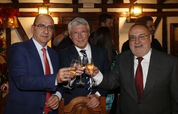 Enrique Cerezo, presidente del Atlético de Madrid, con Juan Ignacio Gallardo, director de Marca y Alfredo Relaño, director de Diario As.