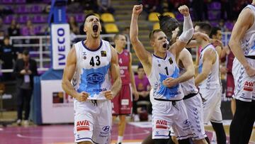 04/02/20 BALONCESTO PARTIDO FINAL COPA DE LA PRINCESA 2020 ALEGRIA CELEBRACION
GIPUZKOA BASKET
Nº 43: Adam Sollazzo
Nº1 : John Dee
Firma: FEB