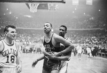 Meter 60 puntos en un partido es difícil. Y, ¿superar esa marca en cuatro seguidos? Wilt Chamberlain lo hizo entre el 25 de febrero y el 2 de marzo de 1962, el día de los 100 puntos. Fue una semana en la que promedió ¡73 puntos! Nadie más ha metido 60 puntos en dos partidos seguidos. Otra vez, los récords van mucho más allá: es el que más veces ha metido 50 puntos seguidos (7; Y tiene las tres siguientes marcas, 6 y dos seguidas, 5). El que más sumó al menos 40 de forma consecutiva (14) y el que más ha metido seguidos 30 (65) y 20 (126). También tiene los récords de más partidos seguidos siendo el máximo anotador (40 en la temporada 1961-62) y más seguidos siendo el máximo anotador de su equipo (116).