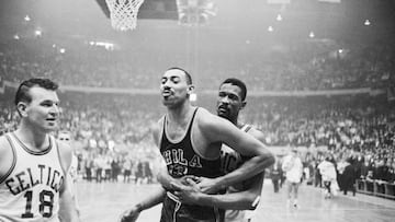Meter 60 puntos en un partido es difícil. Y, ¿superar esa marca en cuatro seguidos? Wilt Chamberlain lo hizo entre el 25 de febrero y el 2 de marzo de 1962, el día de los 100 puntos. Fue una semana en la que promedió ¡73 puntos! Nadie más ha metido 60 puntos en dos partidos seguidos. Otra vez, los récords van mucho más allá: es el que más veces ha metido 50 puntos seguidos (7; Y tiene las tres siguientes marcas, 6 y dos seguidas, 5). El que más sumó al menos 40 de forma consecutiva (14) y el que más ha metido seguidos 30 (65) y 20 (126). También tiene los récords de más partidos seguidos siendo el máximo anotador (40 en la temporada 1961-62) y más seguidos siendo el máximo anotador de su equipo (116).