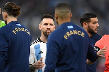 Lionel Messi guiña el ojo al joven delantero francés antes del inicio de la final del Mundial.
