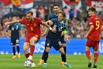 Fabi芍n Ruiz lucha con Modric.