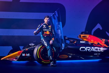 En Milton Keynes, la sede de Red Bull Racing, se ha presentado el nuevo RB20, el monoplaza que Max Verstappen y Checo Pérez conducirán en la próxima temporada de la Fórmula 1.