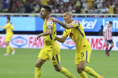 Oribe Peralta y Mateus Uribe celebran la anotación de las Águilas.