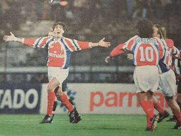 Entre 1998 y 1999, Universidad Católica usó una inusual camiseta roja, blanco y azul.