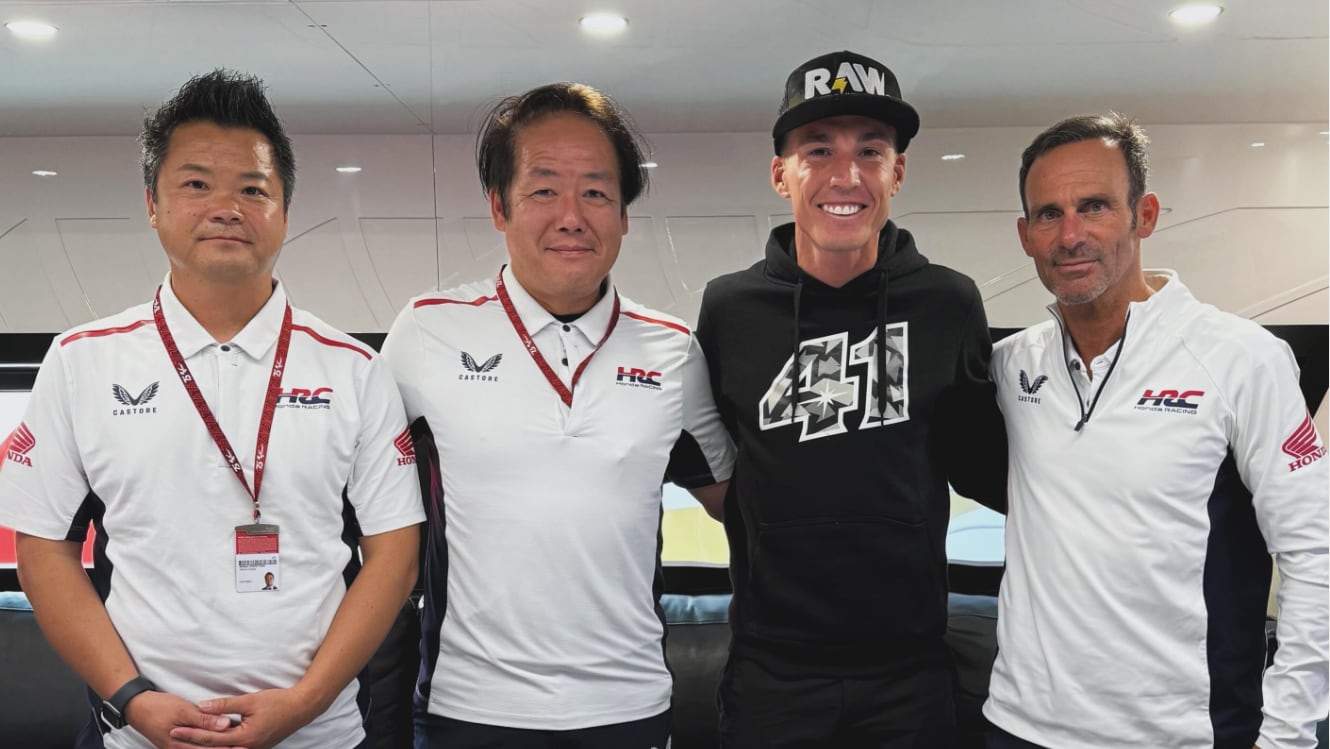 Aleix Espargaró junto a los jefes de Honda.