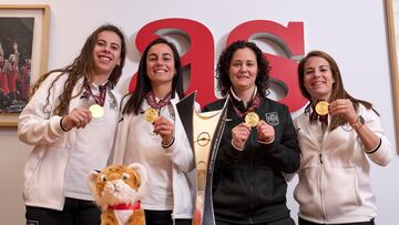 Laura Córdoba, Luci y Peque acompañan a la seleccionadora, Claudia Pons, en su visita a AS con el trofeo de la Eurocopa.