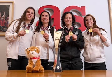 Laura Crdoba, Luci y Peque acompa?an a la seleccionadora, Claudia Pons, en su visita a AS con el trofeo de la Eurocopa.