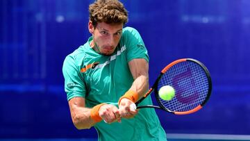 Pablo Carreño devuelve una bola ante Benoit Paire durante los cuartos de final del Winston-Salem Open.